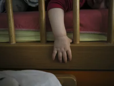 Okužba, ki lahko privede do pljučnice: Bo tudi pri nas na voljo neposredna zaščita dojenčkov?