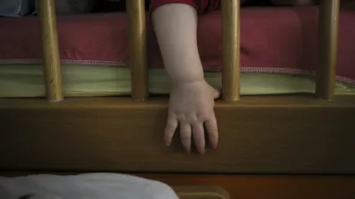 Okužba, ki lahko privede do pljučnice: Bo tudi pri nas na voljo neposredna zaščita dojenčkov?