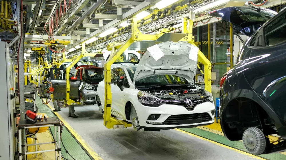 Če želimo privabljati čedalje večje tuje naložbe, potrebujemo stabilno okolje