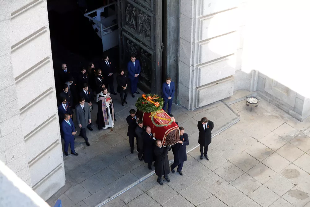 ﻿Franco's relatives carry his coffin out of the Basilica of The Valle de los Caidos (The Valley of the Fallen) in San Lorenzo de El Escorial, Spain, October 24, 2019. Emilio Naranjo/Pool via REUTERS