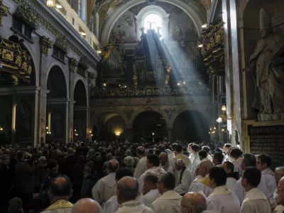 - Ilustrativna fotografija - verniki, svetloba, razsvetlenje- 13.4.2013 - sveta maa ob pokopu posmrtnih ostankov kofa Gregorija Romana - 54 let po smrti nekdanjega ljubljanskega kofa Gregorija Romana so posmrtne ostanke iz ZDA pripeljali v Slovenijo in ga pokopali v grobnici slovenskih kofov v ljubljanski stolnici.    //FOTO: Jaka Gasar / Foto: Jaka Gasar