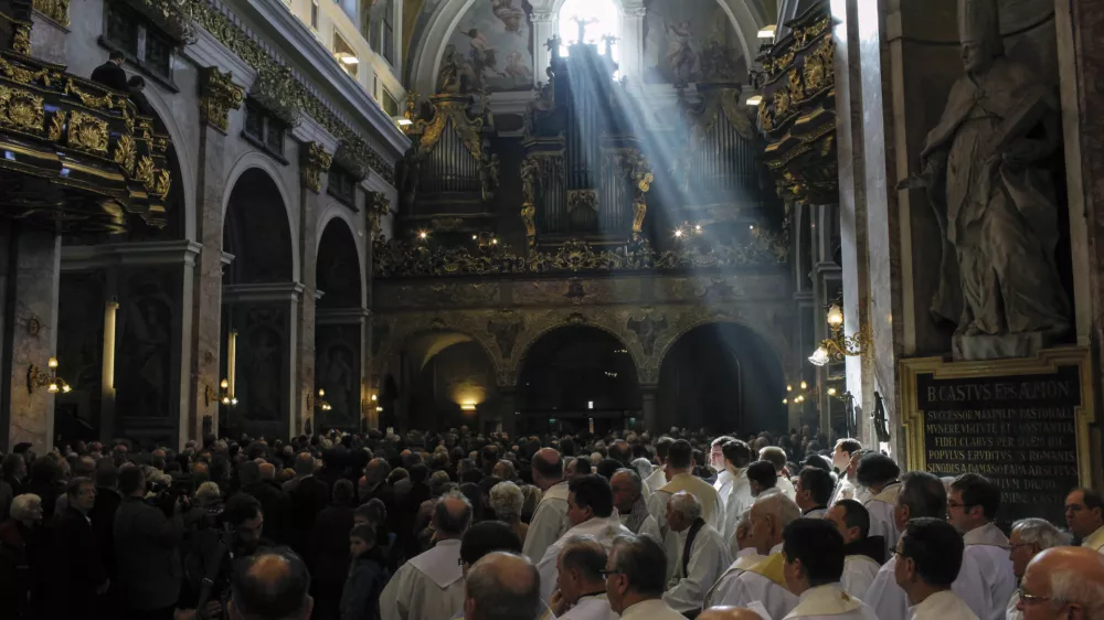- Ilustrativna fotografija - verniki, svetloba, razsvetlenje- 13.4.2013 - sveta maa ob pokopu posmrtnih ostankov kofa Gregorija Romana - 54 let po smrti nekdanjega ljubljanskega kofa Gregorija Romana so posmrtne ostanke iz ZDA pripeljali v Slovenijo in ga pokopali v grobnici slovenskih kofov v ljubljanski stolnici.    //FOTO: Jaka Gasar / Foto: Jaka Gasar