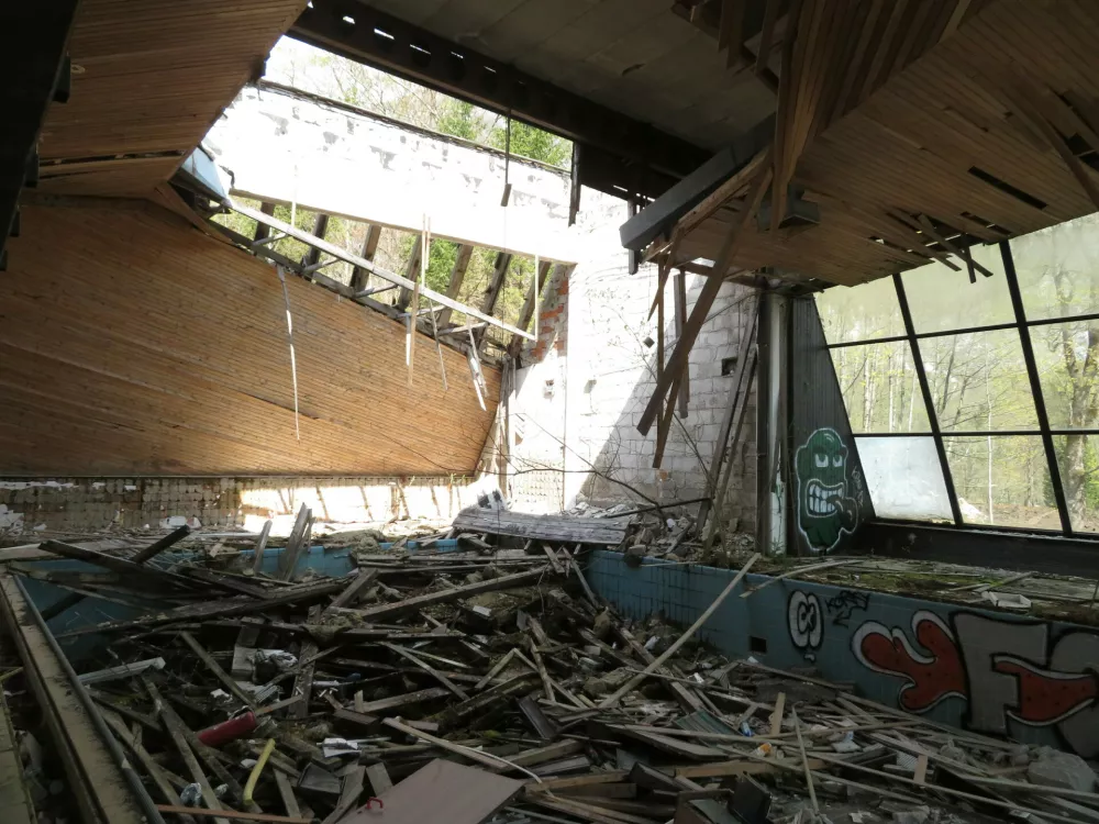 Rušenje hotela Zlatorog Bohinj april 2021, bazenski del hotela