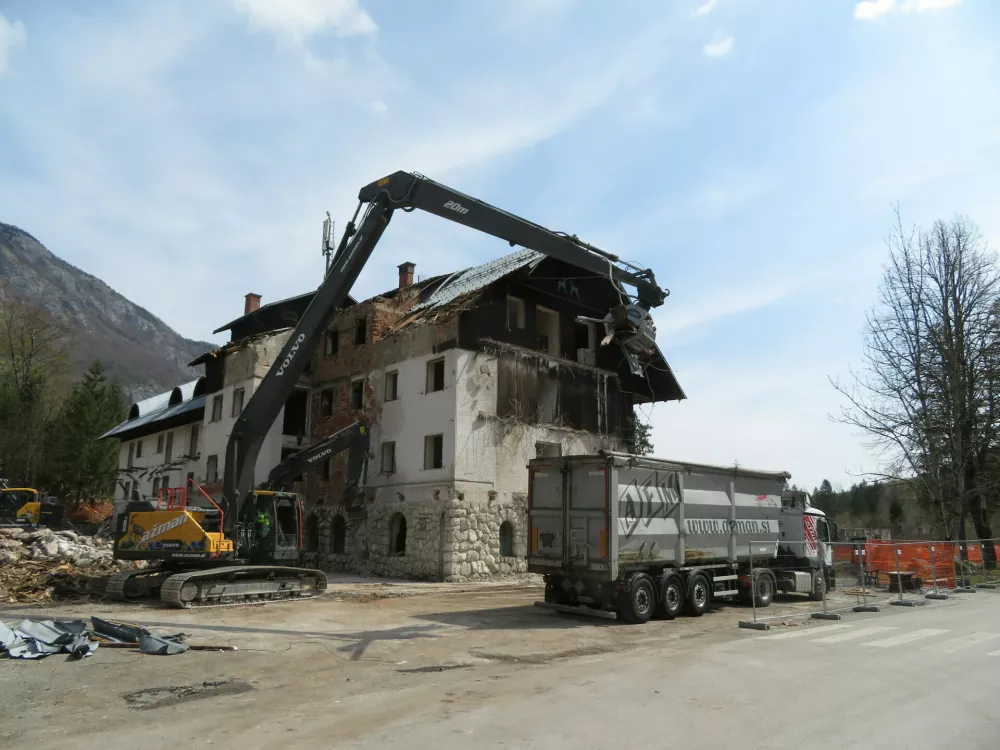 Rušenje hotela Zlatorog Bohinj april 2021