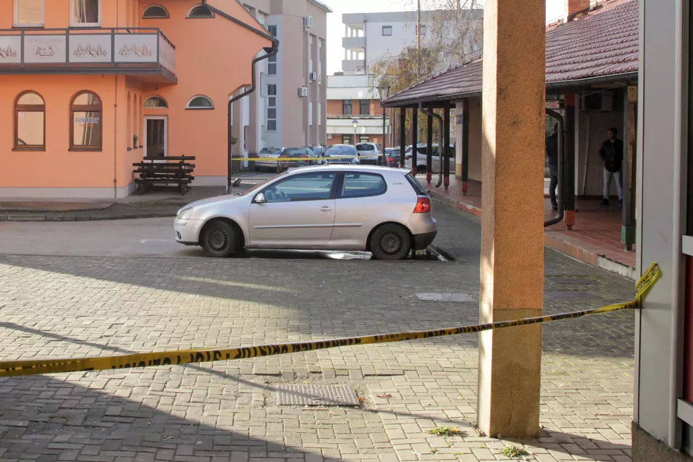 19.11.2025., Kalesija, Bosna i Hercegovina - Veliki broj ulica u Kalesiji ogradjen policijskom trakom nakon pokusaja pljacke i pucnjave. Photo: Pixsell/PIXSELL