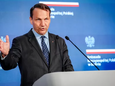 FILED - 04 June 2025, Berlin: Polish Foreign Minister Radoslaw Sikorski speaks at the German-Polish Forum 2025 at the Polish Embassy in Berlin. Photo: Kay Nietfeld/dpa
