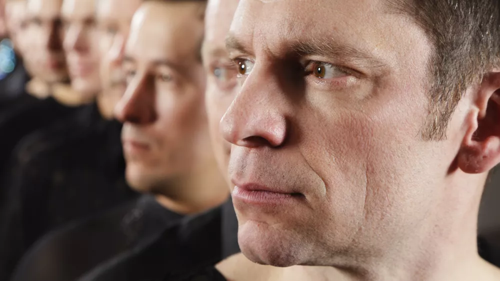 A close-up of a group of male dancers in costume lined up for the performance. / Foto: O2o Creative, Getty Images