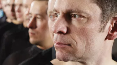A close-up of a group of male dancers in costume lined up for the performance. / Foto: O2o Creative, Getty Images