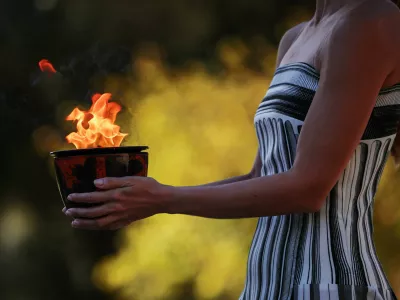 Olympics - 2026 Milano-Cortina Winter Olympics - Dress rehearsal of the Olympics Flame Lighting Ceremony - Ancient Olympia, Greece - November 24, 2025 A performer in the role of a Priestess, carries the Olympic flame during the dress rehearsal ahead of the ceremony REUTERS/Louisa Gouliamaki / Foto: Louisa Gouliamaki