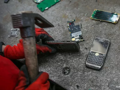 ISTANBUL, TURKEY - JUNE 24: Workers dismantle electronic wastes to recycle at a factory of Academy Environment Integrated Waste Management Industry in Tuzla district of Istanbul, Turkey on June 24, 2021. Mehmet Murat Onel / Anadolu Agency,Image: 620588703, License: Rights-managed, Restrictions:, Model Release: no / Foto: Profimedia