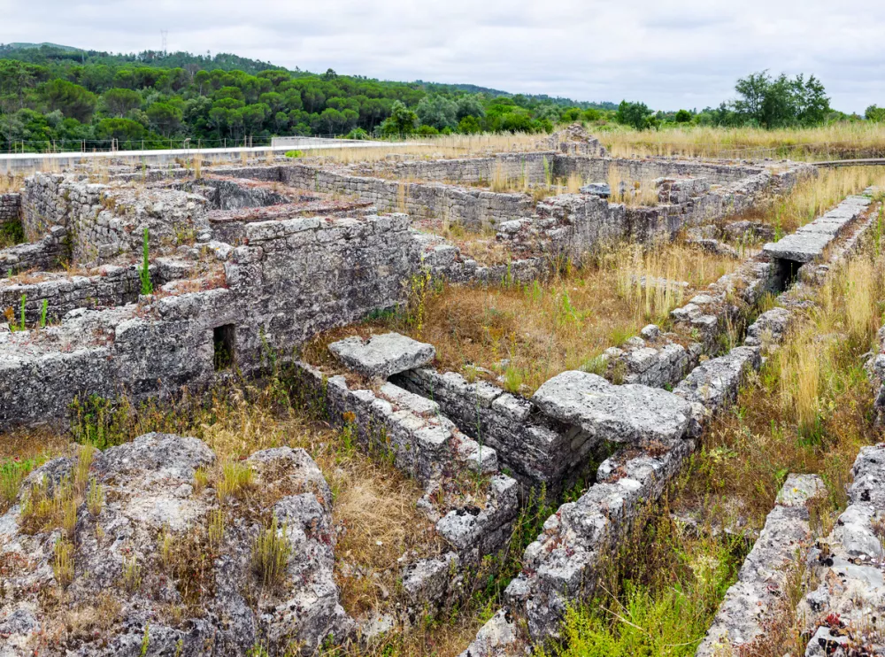 Rimski ostanki z lepo vidnim kanalizacijskim sistemom. Slika je iz Conimbrige na Portugalskem. / Foto: Istock