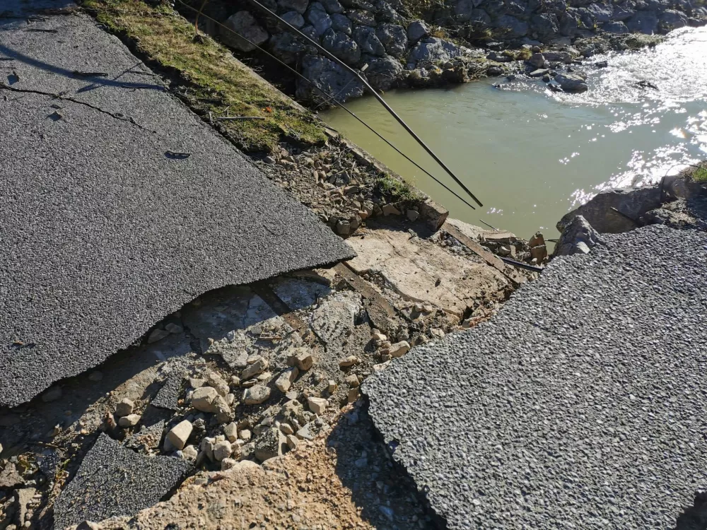 Goriska Brda, obcina Kanal.Zemeljski plaz in njegove posledice v Goriskih Brdih. Zemeljski plaz odnesel del obcinske ceste Lig-Vrhovlje, ki po slikovitem grebenu povezuje obcini Kanal ob Soci in Brda.