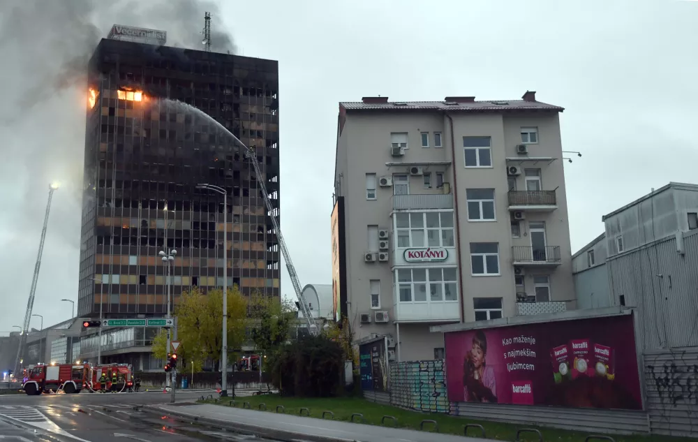 18.11.2025. - Zagreb, Hrvatska - Pozar u Vjesnikovom neboderu. Vatra se siri na nize katove. Svi vatrogasci s podrucja grada su na terenu i pokusavaju vatru staviti pod nadzor. Photo: Josip Mikacic/PIXSELL