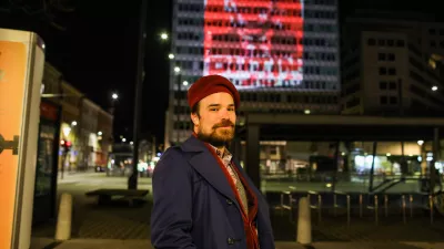 - Dušan Josip Smodej, kurator in direktor Fotopuba04.04.2022.- Portret Vladimirja Putina napolnjen s krvjo ukrajinskih borcev projeciran na stavbi Metalka, v centru Ljubljane. Projekt, ki nastaja v sodelovanju s Fotopubom, predstavlja umetniško delo v franciji živečega ruskega umetnika Andreja Molodkina. Umetnikovi prijatelji so za projekt svojo kri darovali, preden so se vrnili v Ukrajino, kjer se borijo za svojo državo.//FOTO: Bojan Velikonja