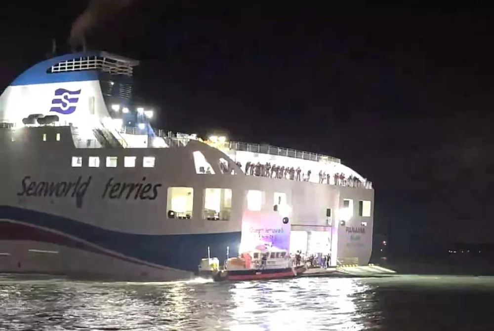 Officers work to assist passengers aboard a South Korean ferry which rans aground on rocks off the southwest coast, South Korea, Wednesday, Nov. 19. 2025. (The Korea Coast Guard/Yonhap via AP)