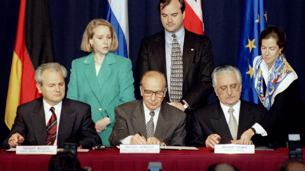 President Slobodan Milosevic of Serbia (L), President Alija Izetbegovic of Bosnia-Herzegovina (C) and President Franjo Tudjman of Croatia sign the Dayton Agreement peace accord at the Hope Hotel inside Wright-Patterson Air Force Base in this November 21, 1995 file photo. U.N. war crimes tribunal president Fausto Pocar said on March 12, 2006 a Dutch forensic team had not been able to determine the cause of death of Milosevic on Saturday which is why an autopsy was ordered. REUTERS/Eric Miller/Files