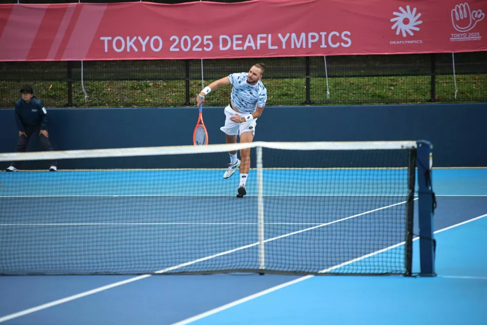 V tenisu je Marino Kegl v tretjem kolu prepričljivo premagal Britanca Petra Willcoxa inr potrdil status tretjega najboljšega gluhega teniškega igralca na svetu. Foto: ZSIS