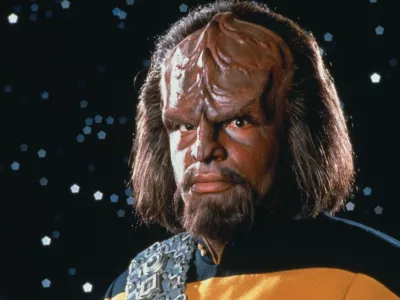Worf, klingonski častnik na Picardovi ladji Enterprise, je bil vojna sirota, ki so ga posvojili in vzgojili zemeljski, ruski star&scaron;i, in je hkrati tujerodec, ki ga v vesolju Star Treka najbolje in najbolj osebno spoznamo.