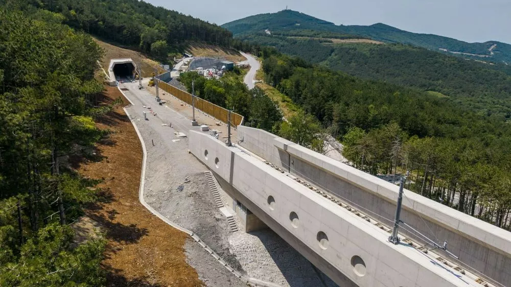 Na odseku od Crnega Kala do Kopra so se zakljucila glavna gradbena dela, kar predstavlja kljucen mejnik pri izgradnji sodobne zelezniske povezave na drugem tiru od Divace do Kopra.
