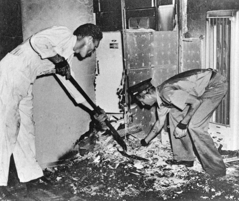 Čiščenje hiše po nepojasnjenem primeru zažiga. / Foto: Profimedia