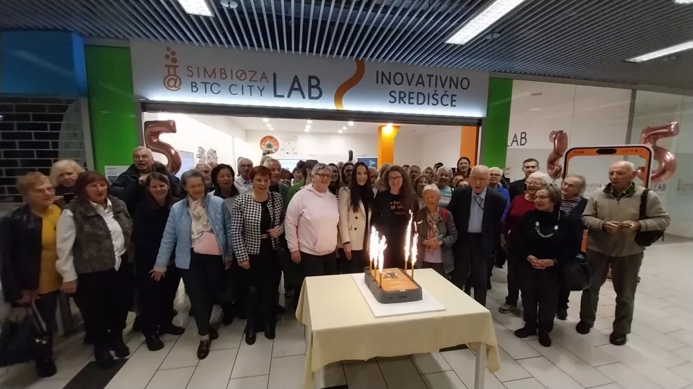 Ideja za Magdo se je začela oblikovati že leta 2017, ko so v Simbiozi začeli sistematično raziskovati potrebe starejših v digitalnem svetu. Foto: Vesna Levičnik