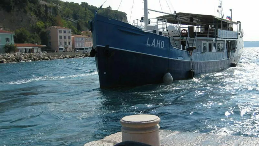 Potniška ladja Lahko je s 120 leti najstarejša slovenska ladja.