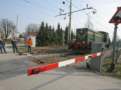 - lokomotiva - zapornica - Vižmarje - železniška nesreča - iztirila vagona praznega tovornega vlaka za prevoz vozil zaradi tehnične napake na vagonu,  ///FOTO: Luka Cjuha