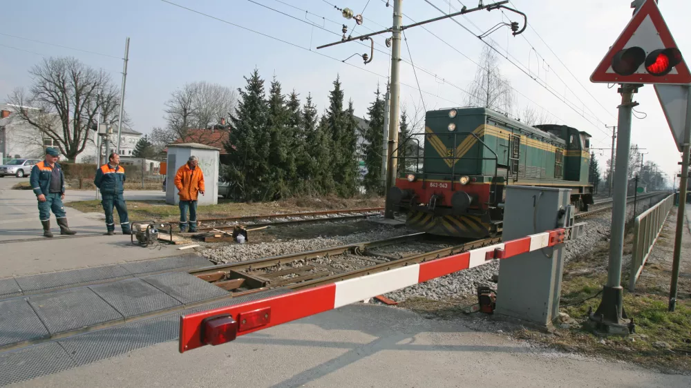 - lokomotiva - zapornica - Vižmarje - železniška nesreča - iztirila vagona praznega tovornega vlaka za prevoz vozil zaradi tehnične napake na vagonu,  ///FOTO: Luka Cjuha