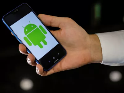 ﻿An Android logo is displayed on a Huawei smartphone in this illustration picture May 20, 2019. REUTERS/Marko Djurica/Illustration