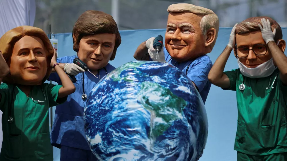 Oxfam activists wearing big head masks depicting world leaders stage a mock emergency room scene symbolizing a dying Planet Earth to call for urgent climate action during the UN Climate Change Conference (COP30), in Belem, Brazil, November 20, 2025. REUTERS/Adriano Machado   TPX IMAGES OF THE DAY / Foto: Adriano Machado