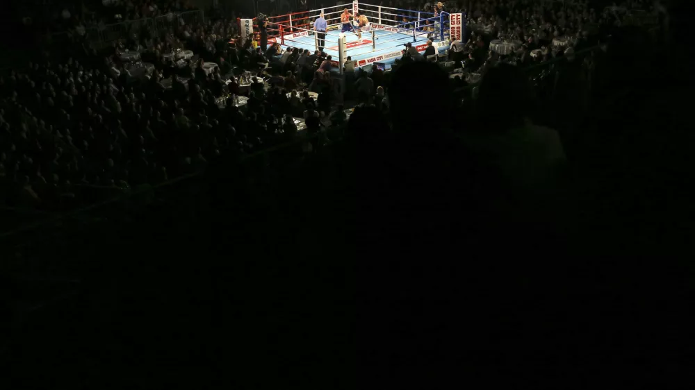 ﻿- simbolična fotografija - ring, Dejan Zavec, belgijski boksar armenskega rodu Saša Jengoian- 11.04.2015 - boks v mariborski dvorani Tabor - dvoboj med Dejanom Zavcem in aktualnim svetovnim prvakom Sašo Jengojanom - obračun za naslov svetovnega prvaka supervelterske kategorije po verziji WBF World  //FOTO: Jaka Gasar