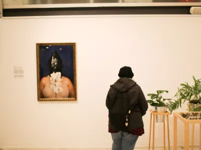 ﻿- simbolična fotografija – nasilje nad ženskami - - 22.11.2018 – Galerija Kresija - razstava "Ko je drugič udaril v vrata, sem čez luknjo prelepila plakat.", ki je nastala v sodelovanju z Društvom SOS telefon, //FOTO: Bojan Velikonja