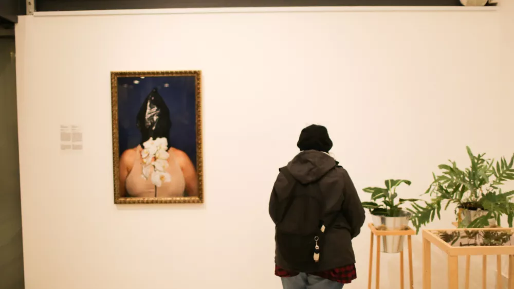 ﻿- simbolična fotografija – nasilje nad ženskami - - 22.11.2018 – Galerija Kresija - razstava "Ko je drugič udaril v vrata, sem čez luknjo prelepila plakat.", ki je nastala v sodelovanju z Društvom SOS telefon, //FOTO: Bojan Velikonja