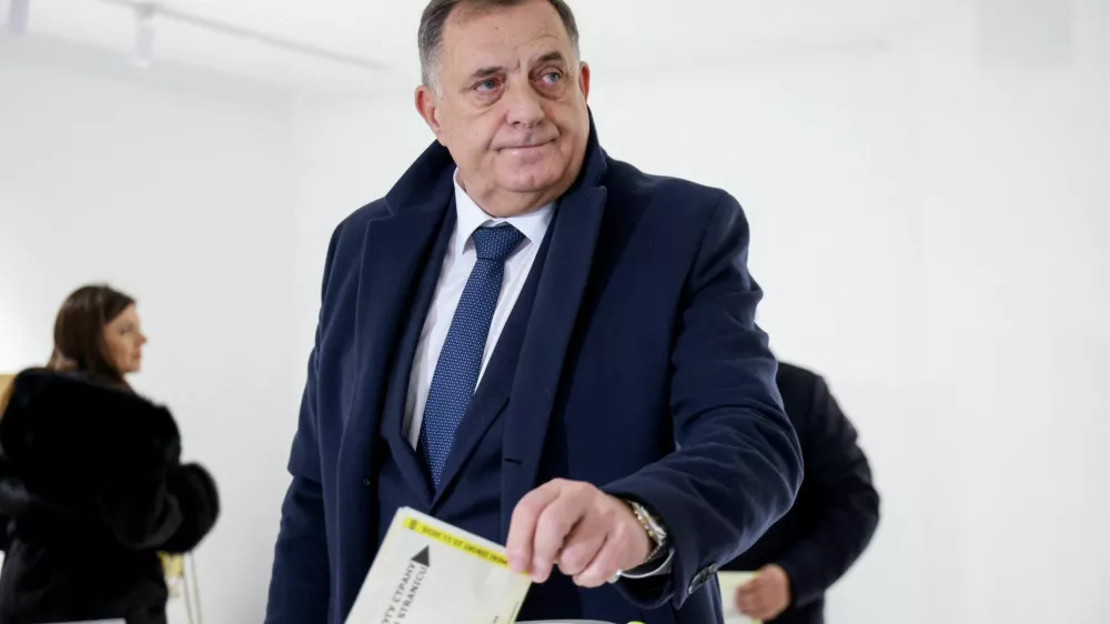Milorad Dodik, former president of the Bosnian Serb Republic, votes in early presidential elections called by the state election authorities, after he was stripped of office and banned from politics for six years, in Banja Luka, Bosnia and Herzegovina, November 23, 2025. REUTERS/Amel Emric