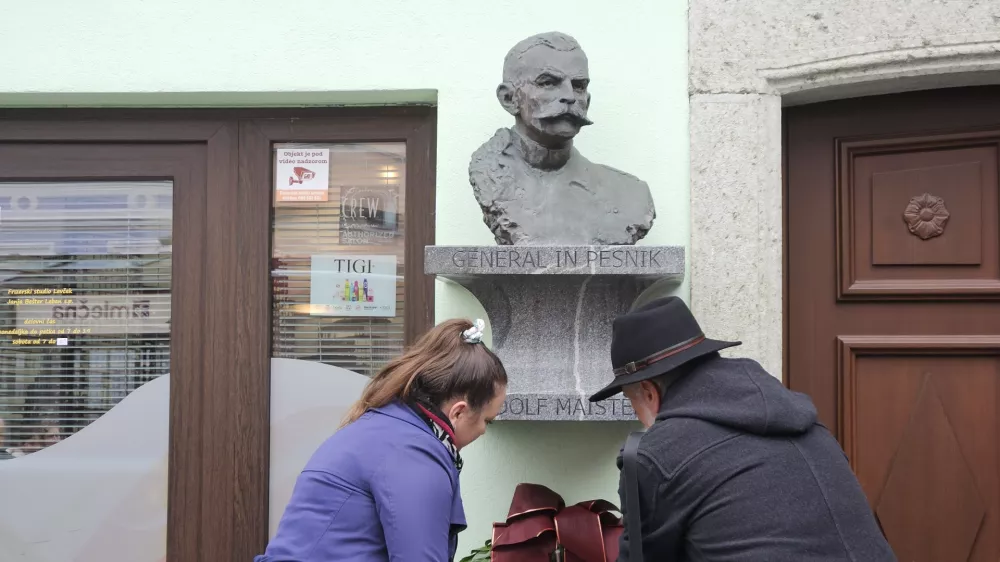 Kranj, Maistrov trg.Proslava v pocastitev spomina na generala Rudolfa Maistra.Venec na doprsni generala Maistra na hisi, v kateri je zivel med solanjem v Kranju, sta polozila kranjska podzupanja Manja Zorko in predsednik Drustva General Rudolf Maister Kranj Roman Nahtigal.