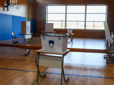 - Volišče OŠ Polje,- 23.11.2025. - Zakonodajni referendum o Pomoči pri prostovoljnem končanju življenja.//FOTO: Bojan Velikonja