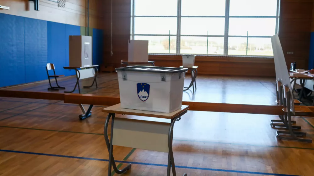 - Volišče OŠ Polje,- 23.11.2025. - Zakonodajni referendum o Pomoči pri prostovoljnem končanju življenja.//FOTO: Bojan Velikonja