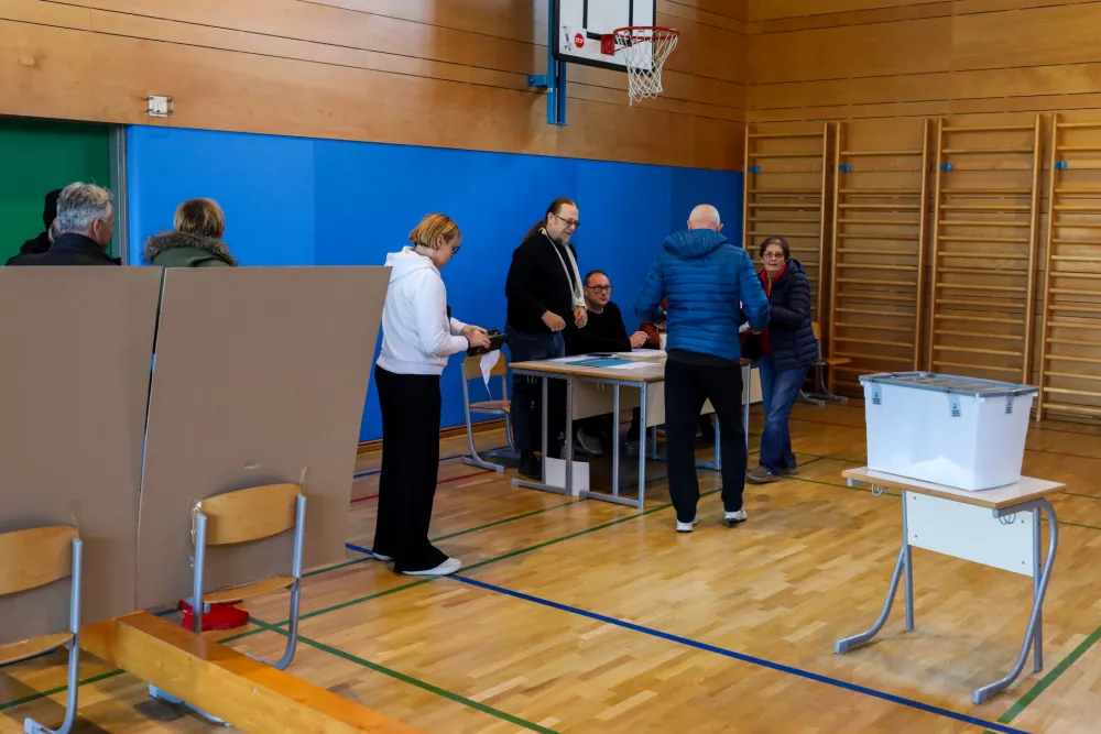 - Volišče OŠ Polje,- 23.11.2025. - Zakonodajni referendum o Pomoči pri prostovoljnem končanju življenja.//FOTO: Bojan Velikonja