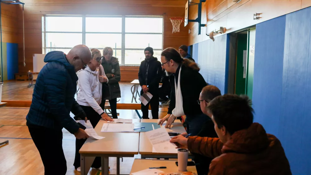 - Volišče OŠ Polje,- 23.11.2025. - Zakonodajni referendum o Pomoči pri prostovoljnem končanju življenja.//FOTO: Bojan Velikonja