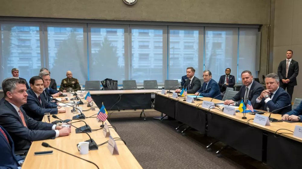 US Secretary of state Marco Rubio, second left, Ukrainian head of presidential administration Andriy Yermak, second right, at the beginning of their talks with the Ukrainian delegation at the US Permanent Mission in Geneva, Switzerland, Sunday, Nov. 23, 2025. (Martial Trezzini/Keystone via AP)