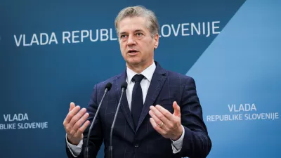 Ljubljana, vlada.Izjava za medije po sestanku predsednika vlade Roberta Goloba s predstavniki zdruzenj obcin in mestnih obcin, skupnosti obcin in razvojnih centrov o noveli zakona o skladnem regionalnem razvoju.