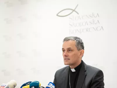Ljubljana, Galerija Druzina.Novinarska konferenca Slovenske skofovske konference (SSK) ob izvolitvi papeza Leona XIV.Predsednik SSK, novomeski skof Andrej Saje.