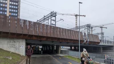 Pogled na železniški nadvoz danes zjutraj.