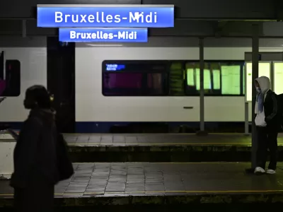 24 November 2025, Belgium, Brussels: Few people stand on the quay at the Gare du Midi - Zuidstation (Brussels South) on the first day of a 72 hours national strike called by trade unions of railway public transport, in Brussels. Maintaining the index, strengthening social security and ensuring fair participation in social security contributions are all demands aimed at combating social division and promoting greater social justice. Photo: Dirk Waem/Belga/dpa