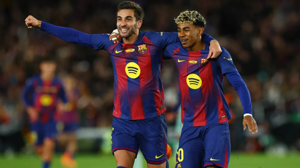 Soccer Football - LaLiga - FC Barcelona v Athletic Bilbao - Spotify Camp Nou, Barcelona, Spain - November 22, 2025 FC Barcelona's Ferran Torres celebrates scoring their fourth goal with Lamine Yamal REUTERS/Albert Gea