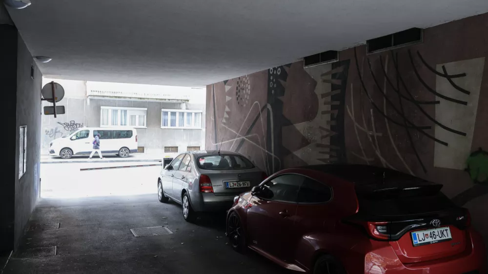 Prezrte freske, mozaiki in reliefi na ljubljanskih stavbah in ulicah