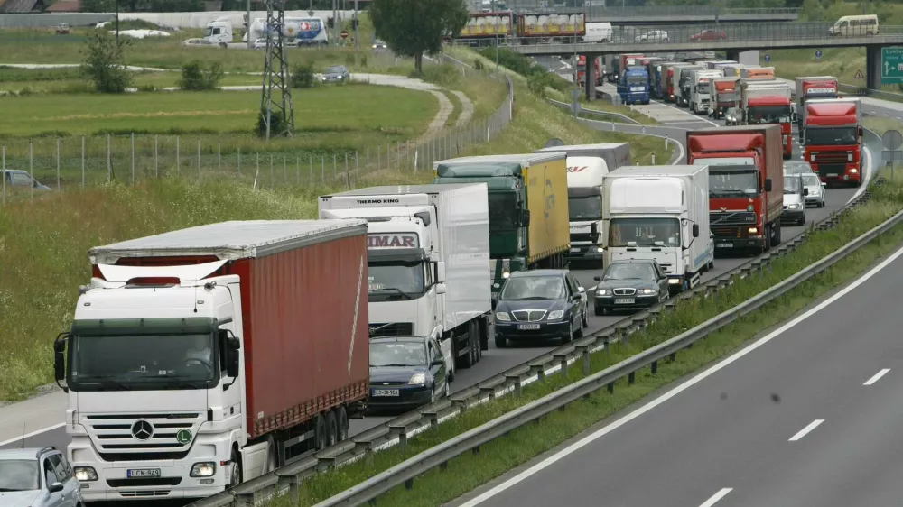 - zastoj na štajerski avtocesti v smeri Celja od priključka Šentjakob proti Domžalam zaradi prometne nesreče, cesta zaprta od 10,49 do 19,20 ure- prometna nesreča na štajerski avtocesti - 53-letni voznik se je peljal s tovornim vozilom po avtocesti iz Ljubljane proti Domžalam. Za odcepom za Šentjakob je trčil v tovorno vozilo s priklopnikom, ki je zaradi okvare stalo na odstavnem pasu in je bilo označeno s predpisano prometno signalizacijo. Po trčenju se je tovorno vozilo prevrnilo levo po vozišču.. V tistem trenutku pa je pripeljal 67-letni Ljubljančan z osebnim vozilom in trčil v prevrnjeno vozilo. Po trku sta vozili zagoreli. Voznika v tovornem vozilu, sicer madžarska državljana, v prometni nesreči nista bila poškodovana. 53-letnik pa je s hudimi telesnimi poškodbami obležal v gorečem vozilu, iz katerega ga je rešil 41-letnik iz okolice Ribnice- kolone - gneča//FOTO: Jaka AdamičOPOMBA: ZA OBJAVO V ČASOPISU DNEVNIK