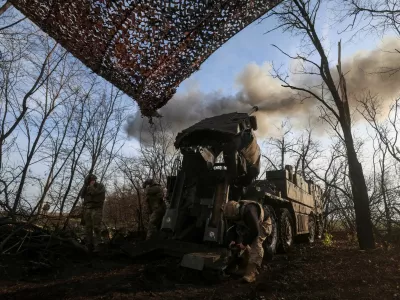 Servicemen of the 148th Separate Artillery Zhytomyr Brigade of the Armed Forces of Ukraine fire a Caesar self-propelled howitzer towards Russian troops at a position on the front line, amid Russia's attack on Ukraine, near the frontline town of Pokrovsk in Donetsk region, Ukraine November 23, 2025. REUTERS/Anatolii Stepanov