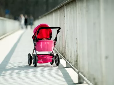 Otroški voziček. Simbolična.