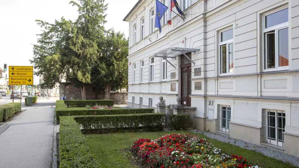 ﻿- občinska stavba - Tržaška 1 - 26.08.2019 – Občina Vrhnika - obisk pri županu za rubriko župani zasebno //FOTO: Matjaž Rušt